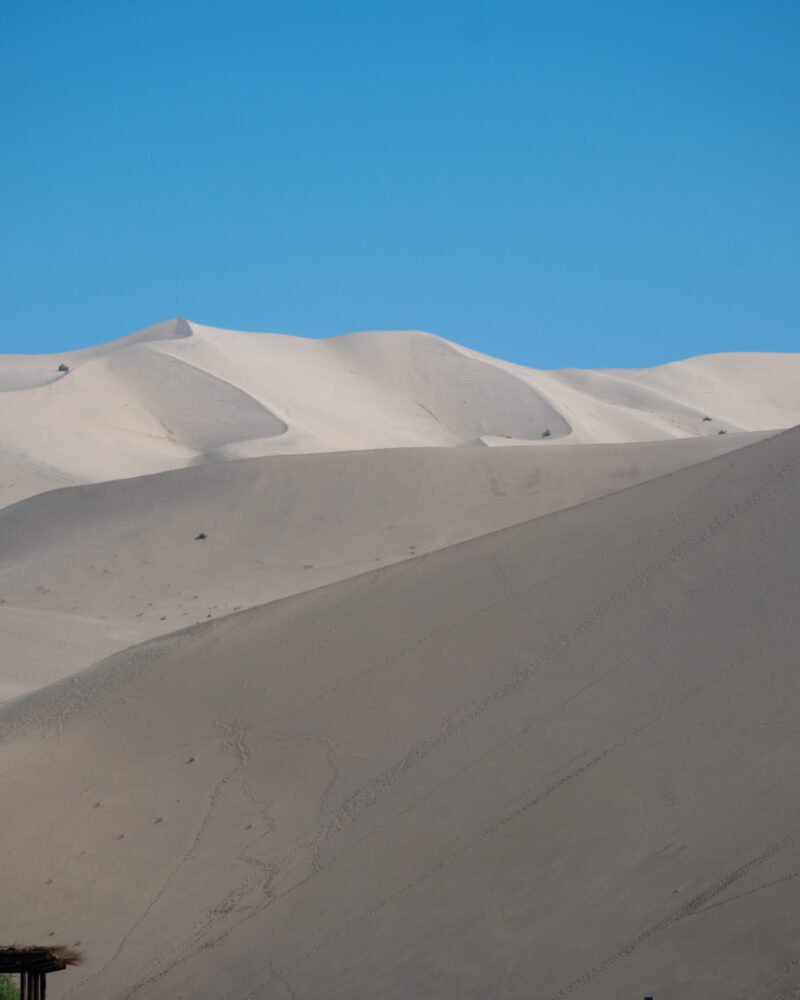 Grandes dunas de arena del desierto de Gobi junto a Dunhuang bajo un cielo azul intenso