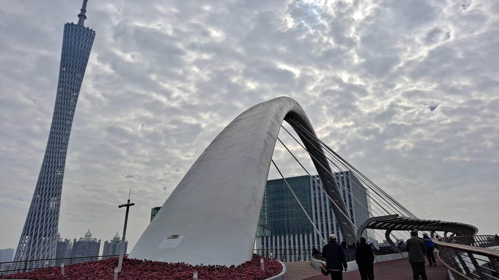 La torre de Cantón junto al puente peatonal de Haixin, en la ribera del río de las Perlas en Guangzhou