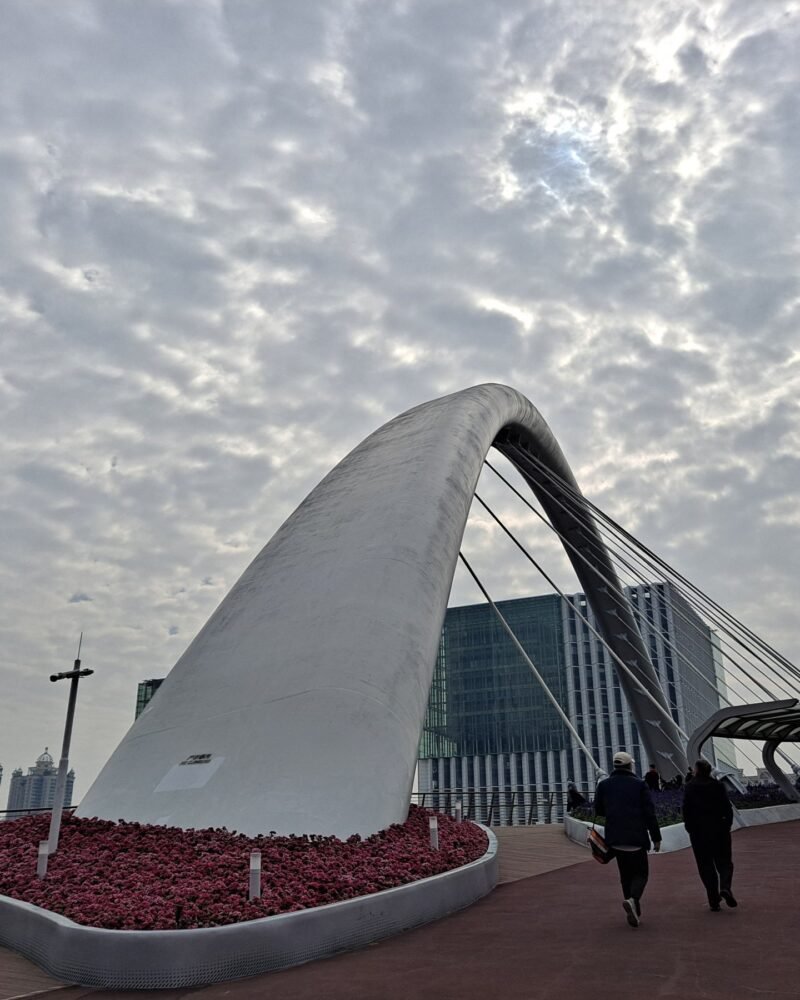 La torre de Cantón junto al puente peatonal de Haixin, en la ribera del río de las Perlas en Guangzhou