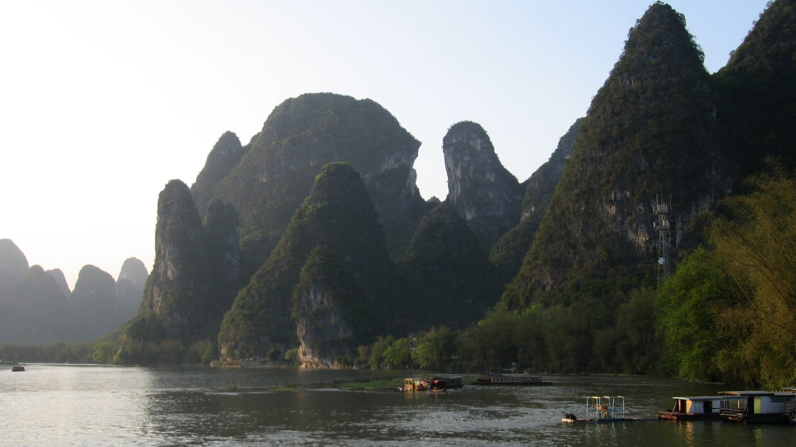 Picos kársticos y balsas de bambú sobre el río Li a su paso por Xingping, cerca de Yangshuo