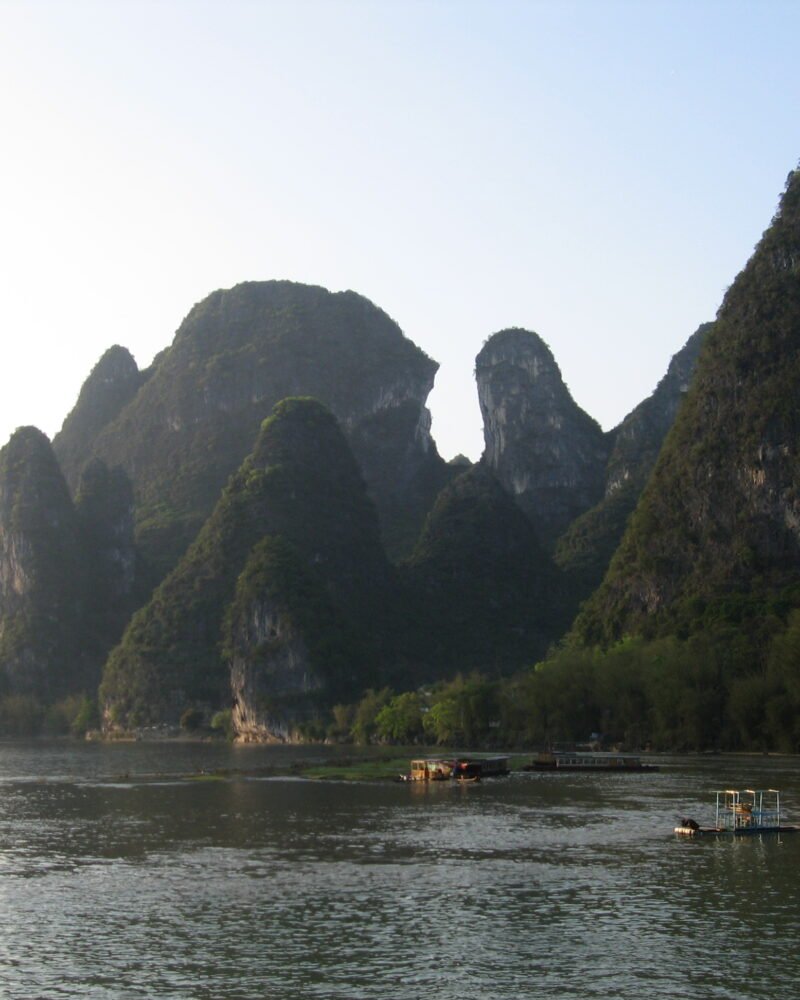 Picos kársticos y balsas de bambú sobre el río Li a su paso por Xingping, cerca de Yangshuo