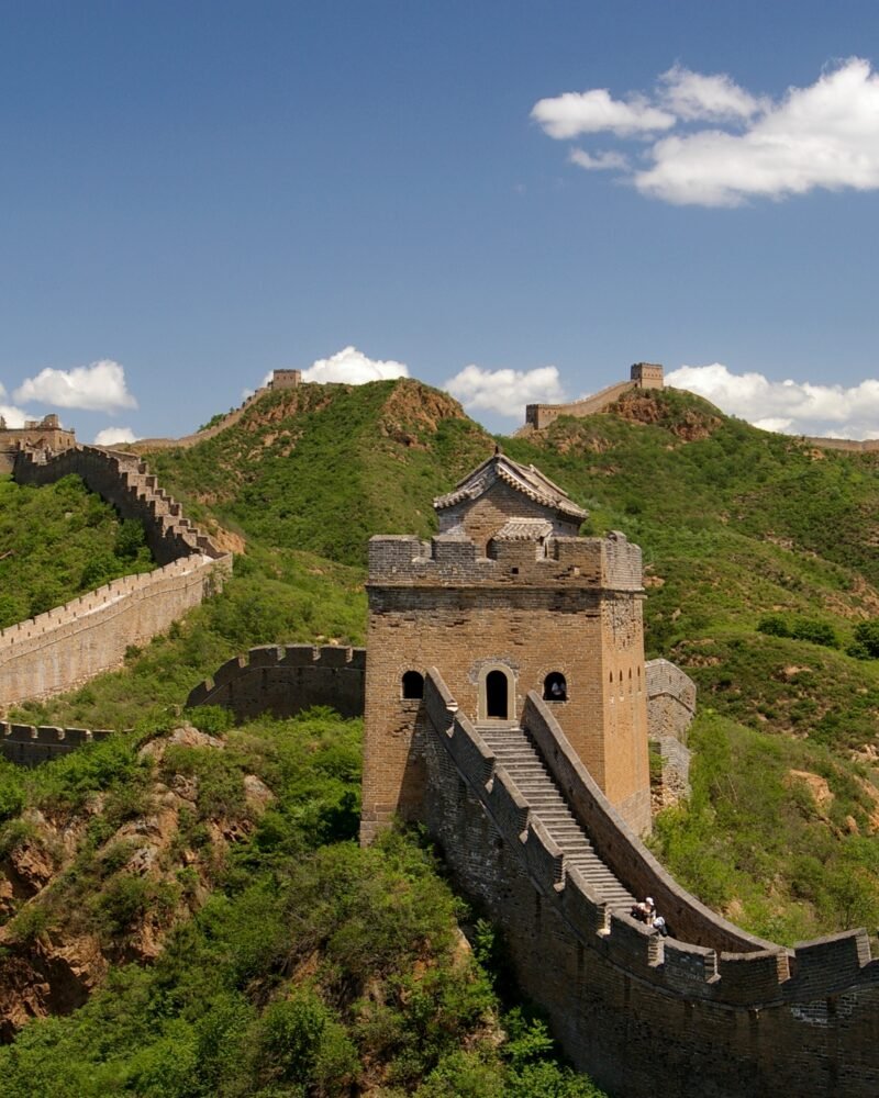 Torres de vigilancia de la Gran Muralla de Jinshanling recorriendo las crestas verdes al norte de Pekín