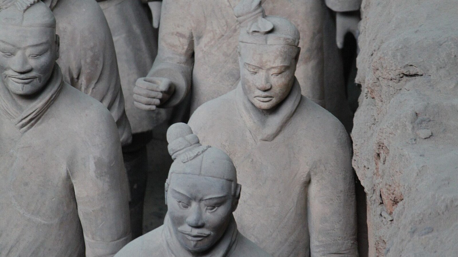 Guerreros de terracota alineados en el foso 1 del mausoleo del emperador Qin, en Xi'an