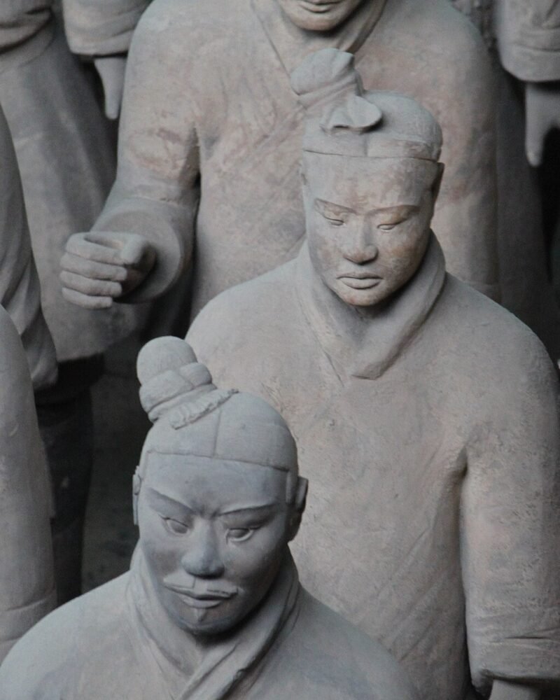 Guerreros de terracota alineados en el foso 1 del mausoleo del emperador Qin, en Xi'an